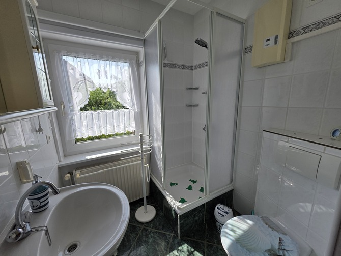 Ferienhaus in K&uuml;hlungsborn - H&ouml;ppner, Joachim - Blick in das Bad