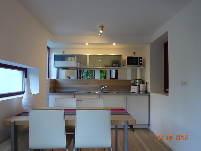 Ferienwohnung in Rostock - City-FeWo mit Sauna und Garten - K&uuml;che mit E&szlig;platz