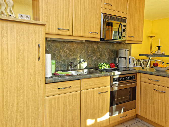 Ferienwohnung in Graal-M&uuml;ritz - Steinh&ouml;fel - Detail K&uuml;chenzeile