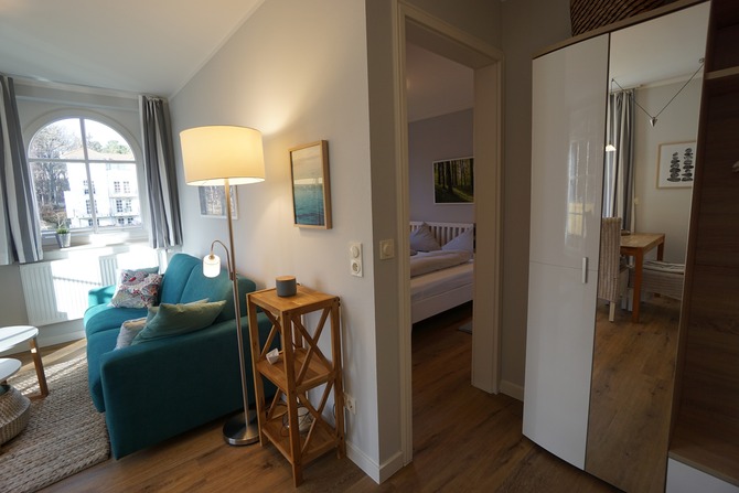 Ferienwohnung in Baabe - Sonnenblick - Blick von der K&uuml;chenzeile zu Sofa und Schlafzimmer