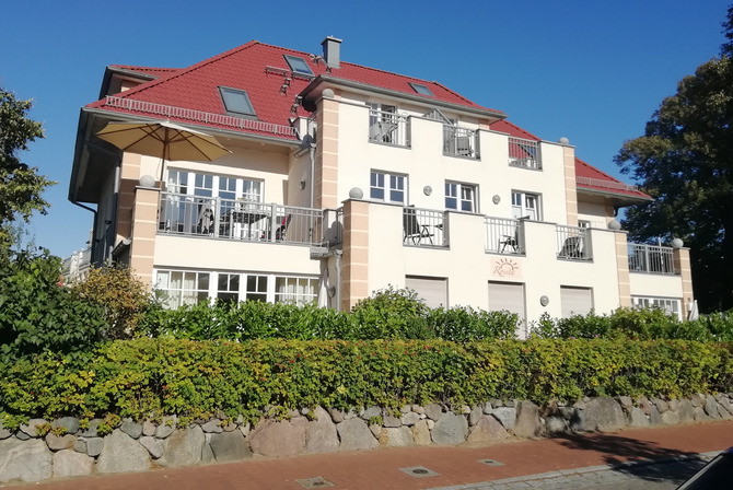 Ferienwohnung in Rerik - Rosita - Sonnendeck Whg. 6 - Ansicht  - Die Wohnung mit dem Sonnenschirm -S&uuml;d