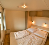 Ferienhaus in Pelzerhaken - Mobilheim Pacifique im Ferienpark AM WALDRAND - Schlafzimmer mit Doppelbett