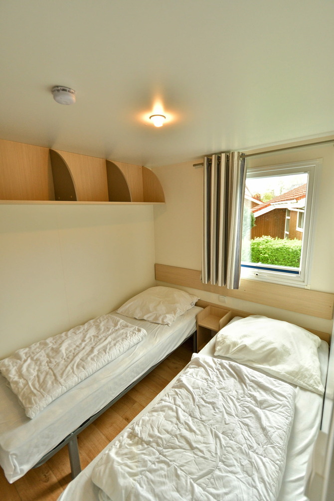 Ferienhaus in Pelzerhaken - Mobilheim Pacifique im Ferienpark AM WALDRAND - Schlafzimmer mit Einzelbetten
