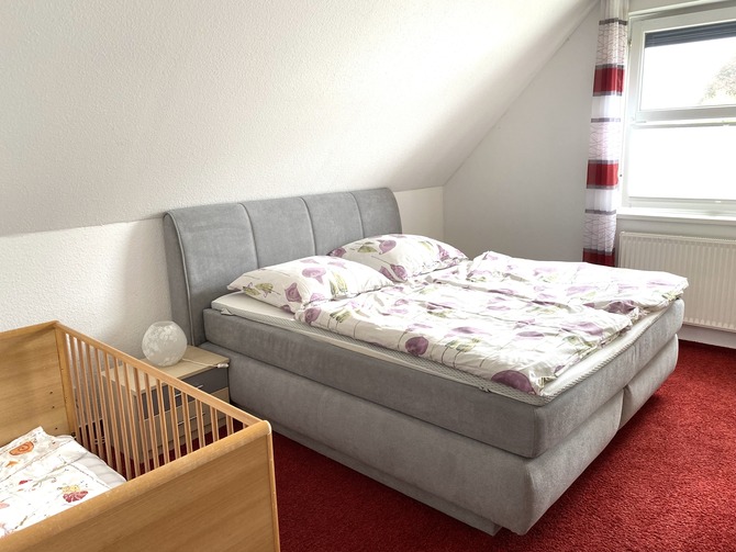 Ferienwohnung in Scharbeutz - Pr&uuml;hs - Schlafzimmer mit Boxspringbett 180 x 200