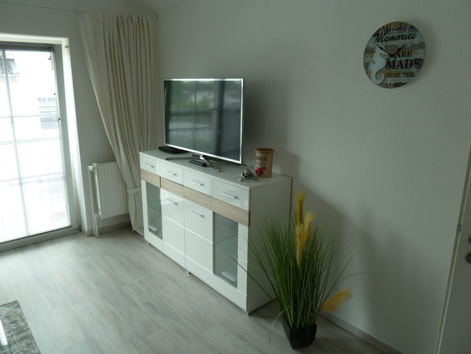 Ferienwohnung in Scharbeutz - Seestra&szlig;e - Wohnzimmerbereich mit Flachbildfernseher