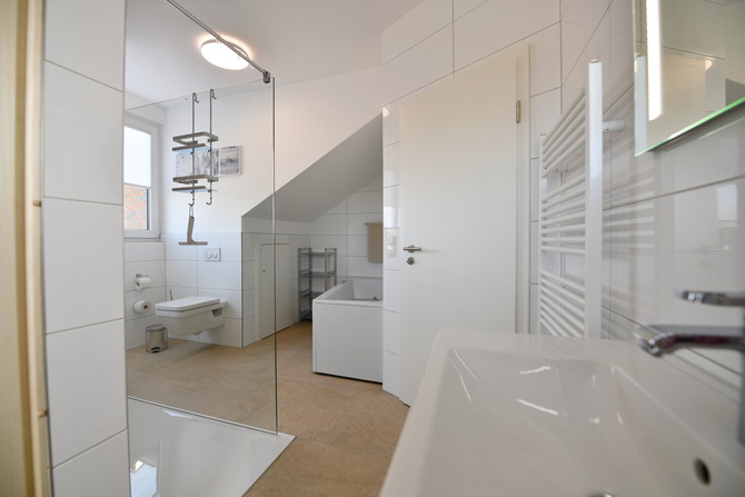 Ferienwohnung in Kellenhusen - Kirschgarten 17 - Waschtisch mit Handtuchw&auml;rmer