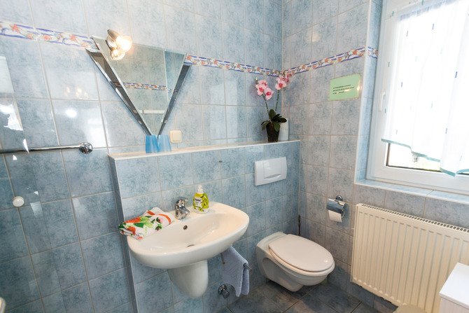 Ferienwohnung in K&uuml;hlungsborn - Ferienhaus zum Strand - Waschtisch, WC, F&ouml;hn