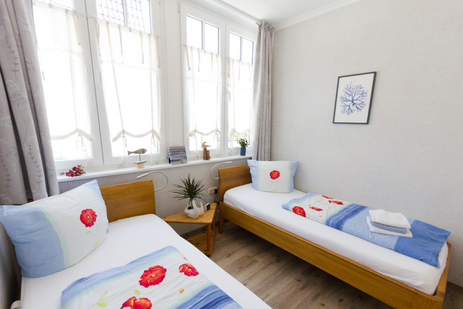 Ferienwohnung in K&uuml;hlungsborn - Ferienhaus zum Strand - Massiv-Holzbetten in Komfoth&ouml;he