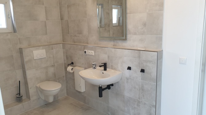 Ferienwohnung in B&ouml;rgerende - Appartement 1 - Familiensuite - Badezimmer mit Walk-in-Dusche