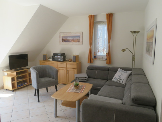 Ferienwohnung in Rostock - Zur gro&szlig;en Strandperle - Wohnzimmer mit ausziehbarer Schlafcouch