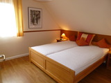 Ferienwohnung in Fehmarn OT Petersdorf - Ferienwohnung Bartels Kiebitzweg mit Balkon - Schlafzimmer Doppelbett